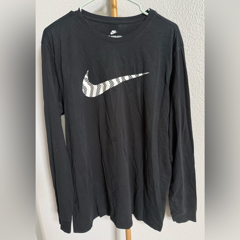 The Nike Tee long sleeve men’s athletic shirt size XL
